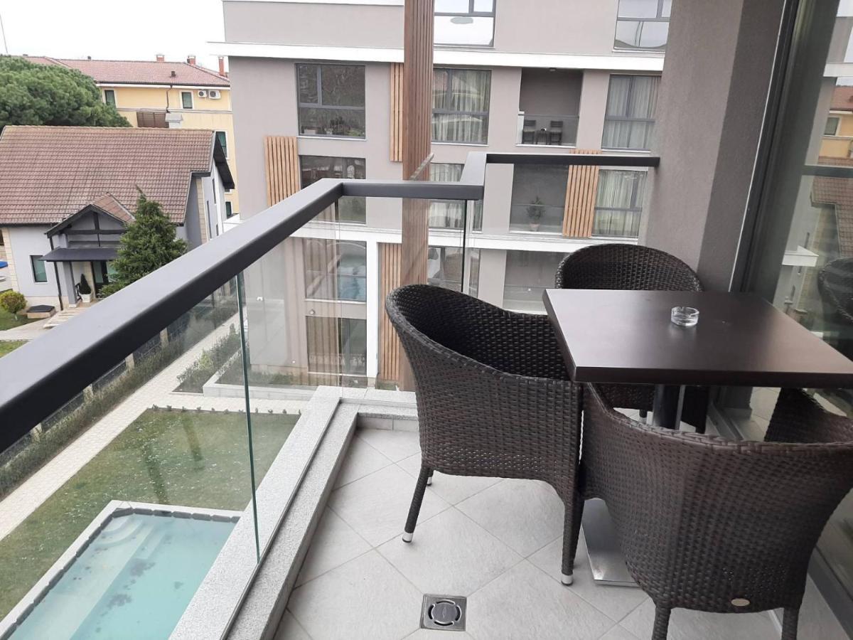 Appartement Апаратамент Deluxe1 à St Constantin et Helena Extérieur photo